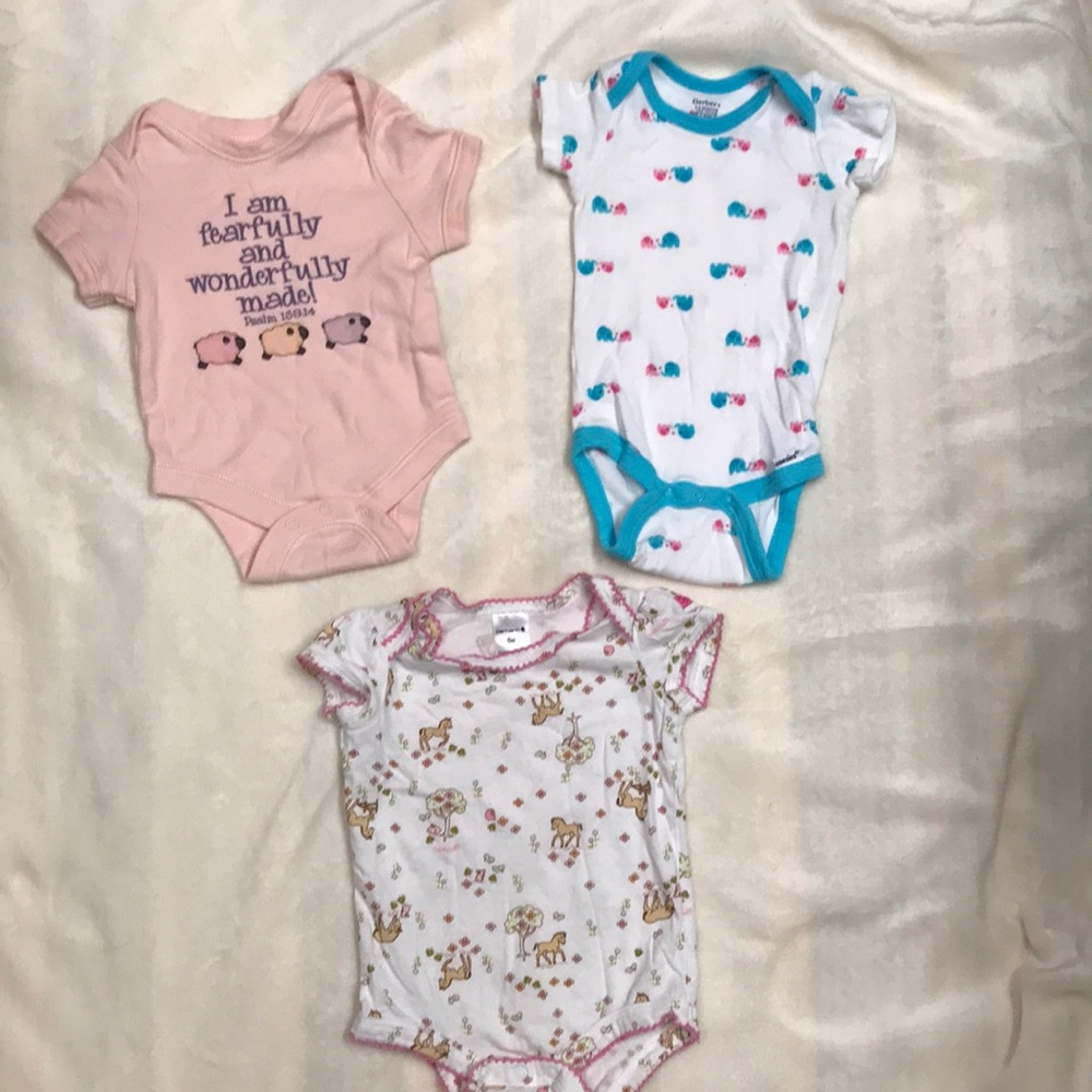 3 onesies sizes 3-9M
